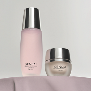 Cellular Performance Lotion 2 (Moist) Flakon neben dem Tiegel mit Creme auf dem mauvefarbenen Tisch